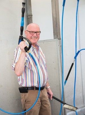 Jochen Jäckel mit Handlanze vor der SB Anlange